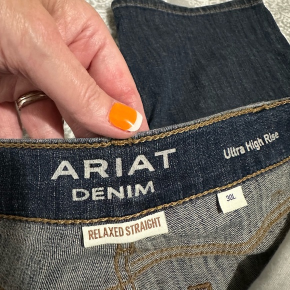 Women’s Ariat Jeans 30Long (sz 10 35 Inch Inseam. Relaxed Straight Leg Style - Picture 4 of 7